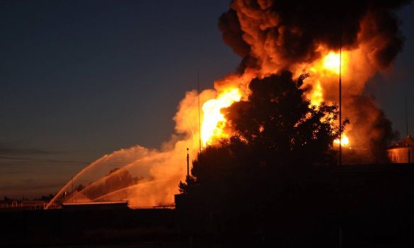 Огонь с нефтебазы под Киевом перекинулся на лес