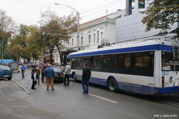 Trafic paralizat pe strada Puşkin