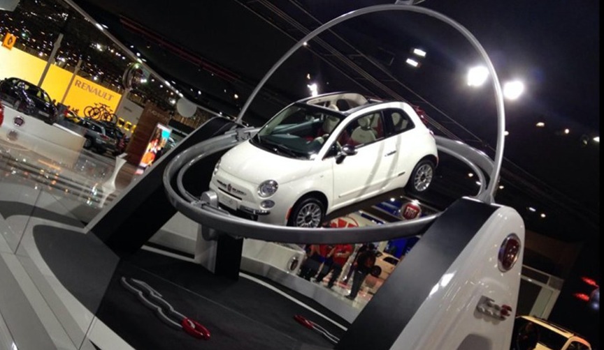 На автосалоне в Бразилии Fiat 500 рухнул со стеклянного стенда