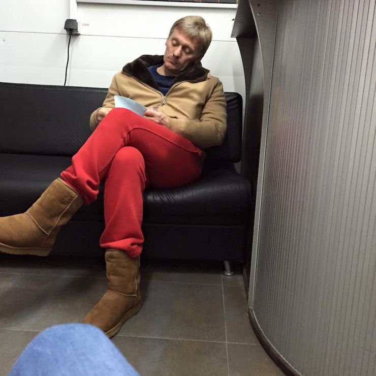 Навка опубликовала фото Пескова в знаменитых красных штанах