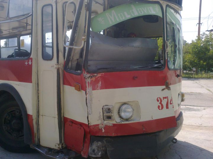 Cum arată troleibuzul care a fost avariat după ce a doborât un stâlp