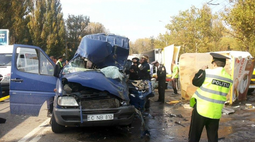 На Скулянке маршрутка столкнулась с грузовиком: 2 погибших