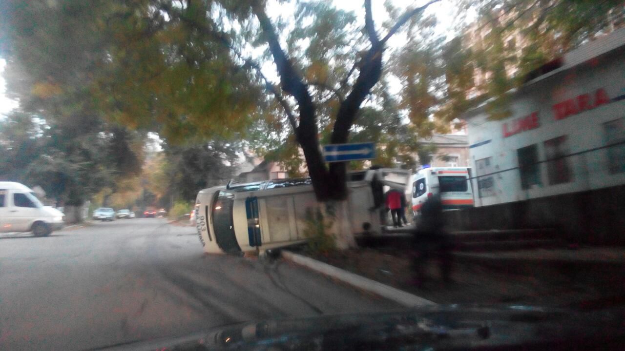 O ambulanță s-a răsturnat după ce a fost lovită într-o intersecție