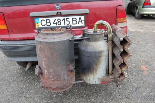 Șoferii și-au modificat mașinile ca să funcționeze pe bază de lemne