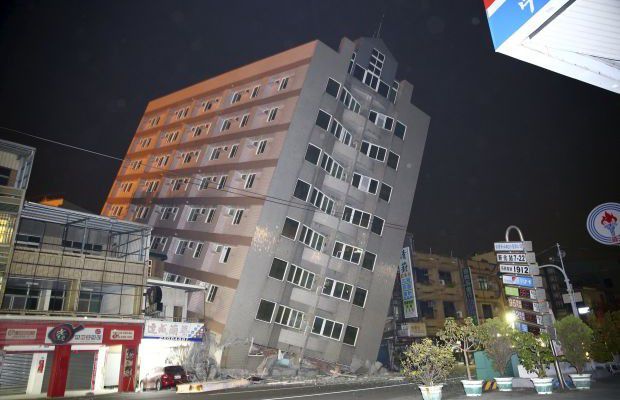Кадры разрушительного землетрясения на Тайване попали в Сеть