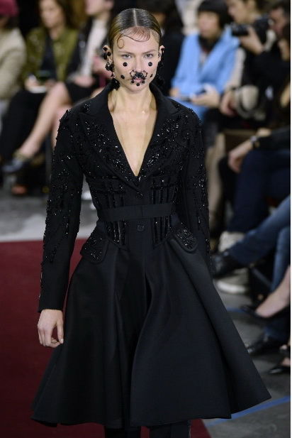 Украшения, броши и усы на лицо: странный показ коллекции от Givenchy