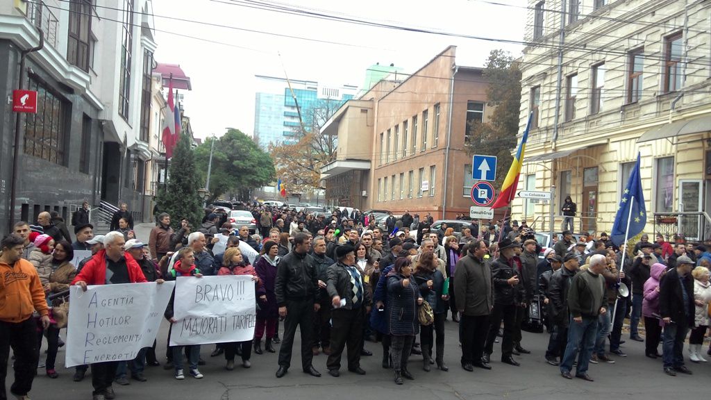 Акция протеста у НАРЭ: здание охраняет кордон полицейских