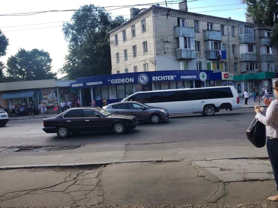 В Кишиневе замечен свадебный лимузин без задних колес