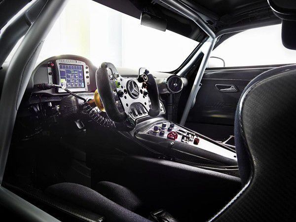 Самый «крутой» гоночный Mercedes получил старый мотор