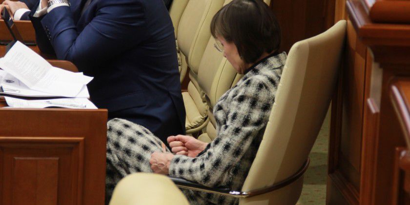 Во время заседания по избранию правительства Фусу делала маникюр