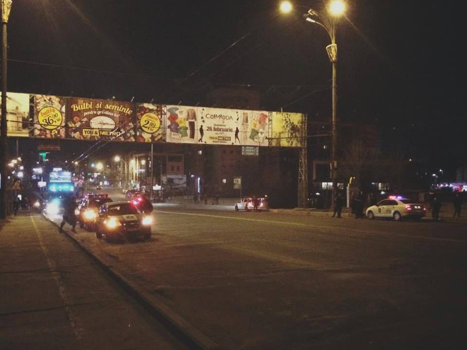 Minorul care a vrut să se arunce în gol a urcat iar pe panoul publicitar