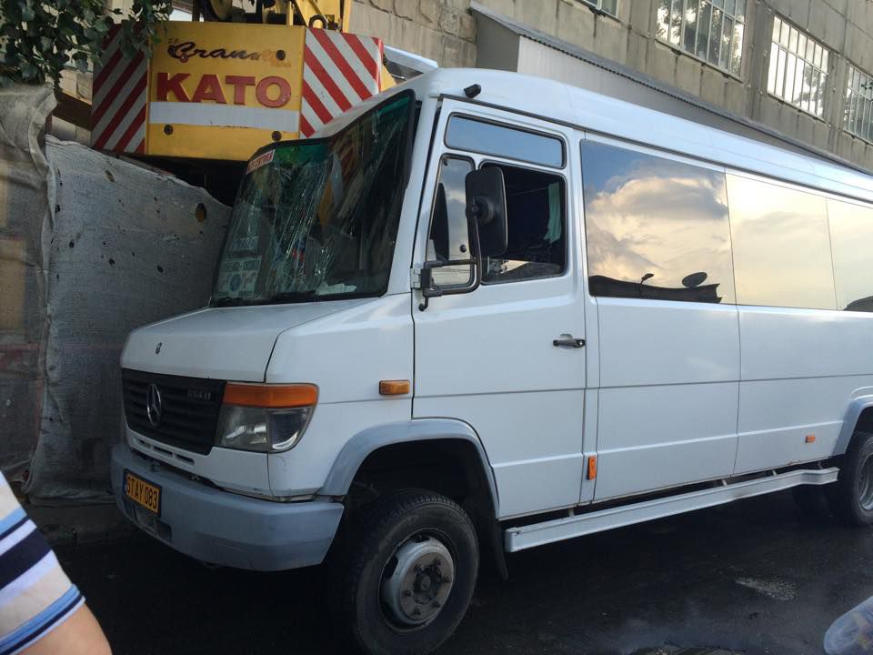 Un microbuz cu pasageri, accidentat de o macara în capitală
