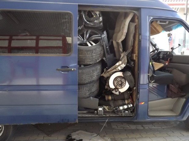 A incercat sa treaca vama cu un BMW furat, dezmembrat si ascuns intr-un Van!