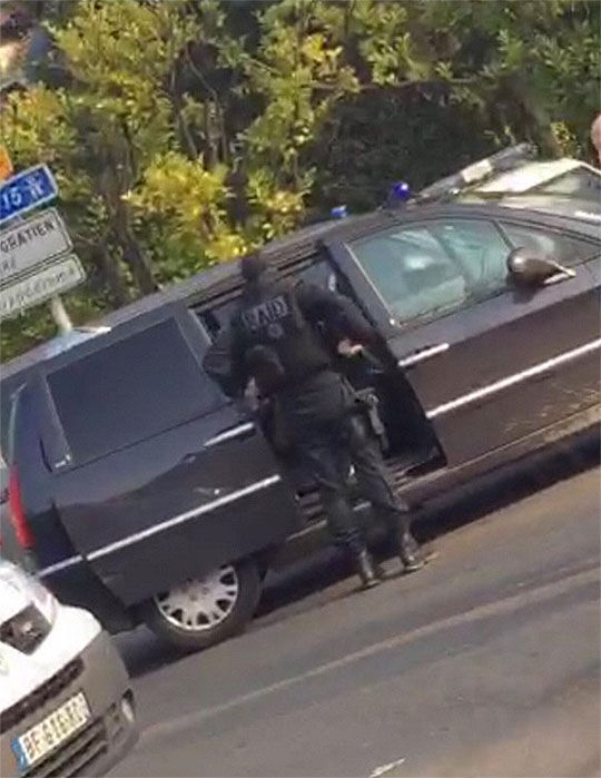 Террористы захватили лицей в Париже