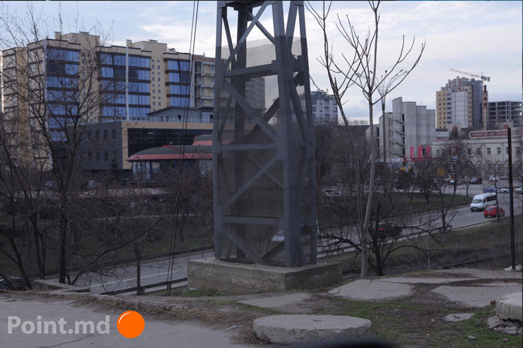 Панно у цирка, полюбившееся парню-самоубийце, оградили сеткой