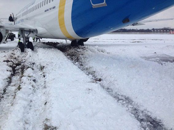 ЧП в Киеве: самолету не хватило посадочной полосы