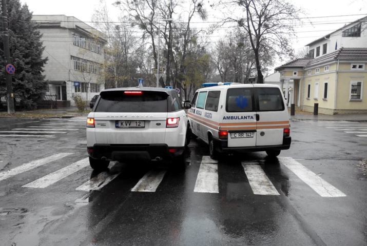 Карета скорой помощи столкнулась в Кишиневе с Range Rover