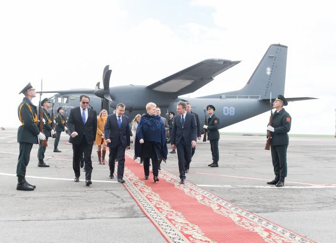 Президент Литвы Даля Грибаускайте прилетела в Молдову на военном самолете