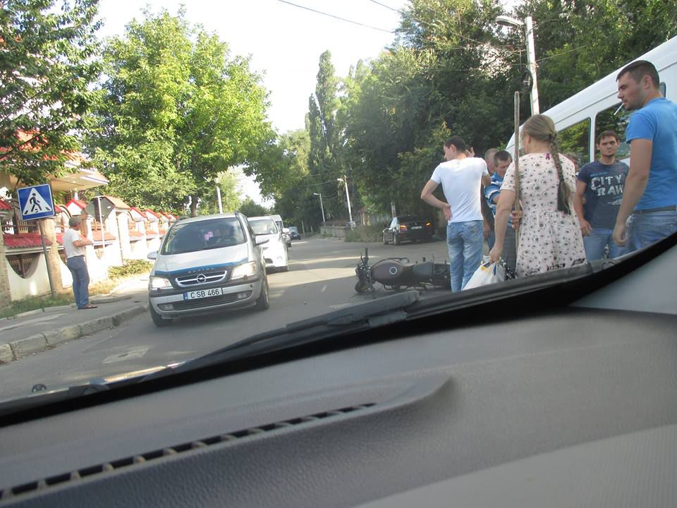 Accident la Buiucani: Un microbuz de linie a lovit un motociclist