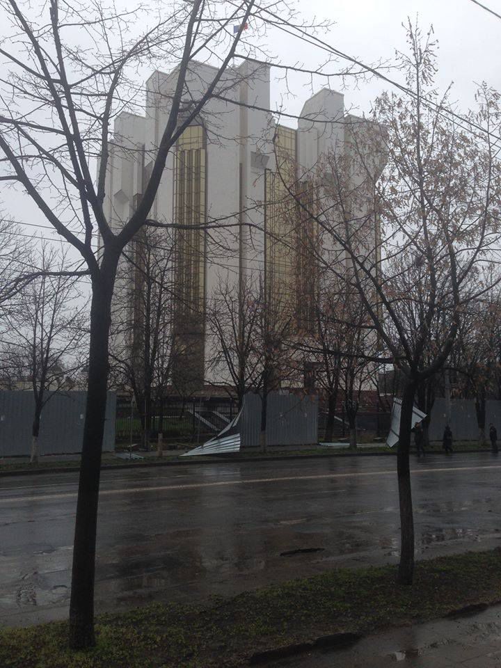 В Кишиневе ветер снёс часть забора вокруг президентуры