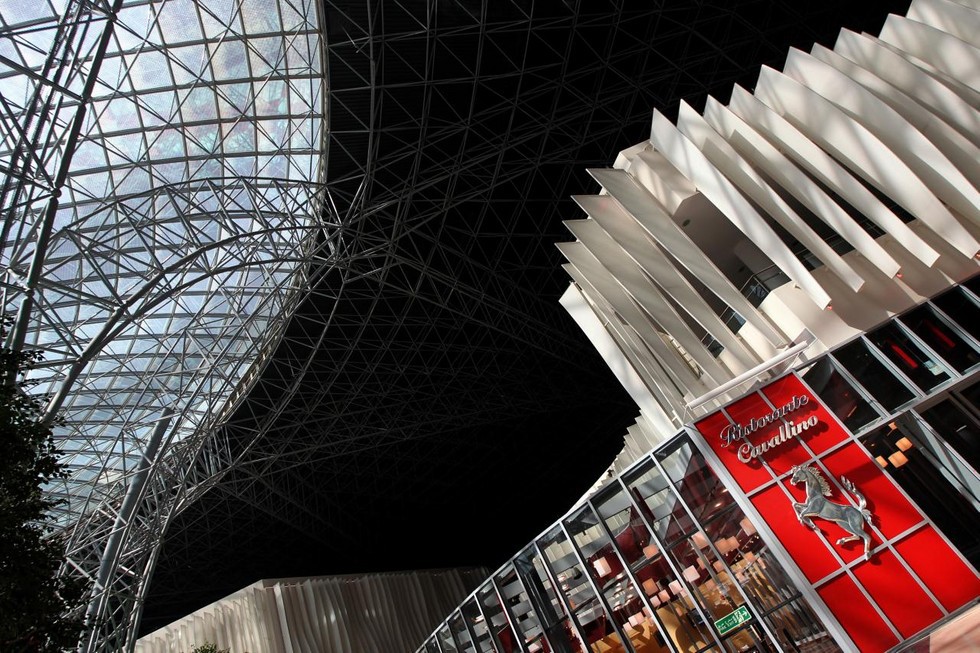 Ferrari World: ошеломляющий парк скорости