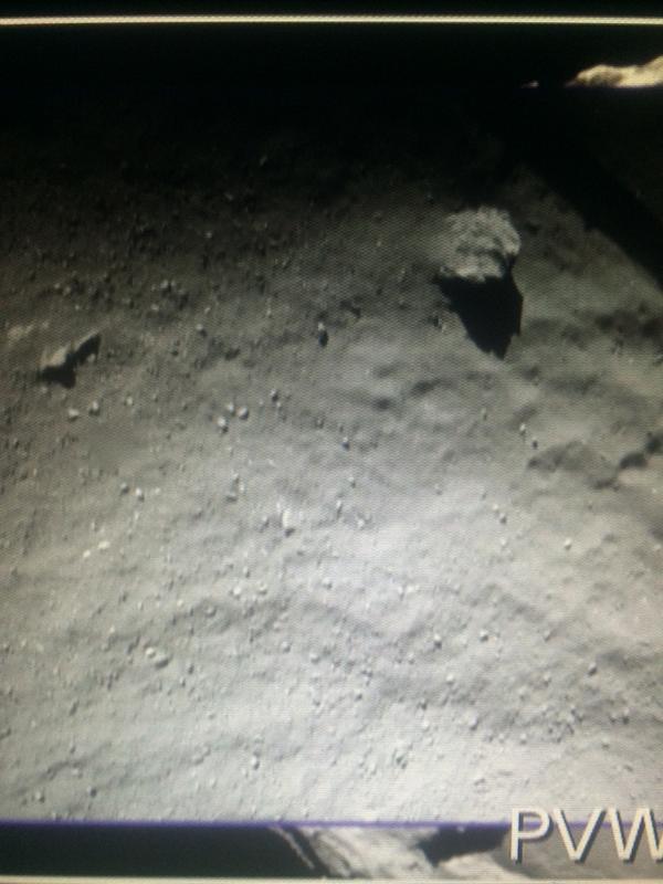 Зонд Philae передал первый снимок с поверхности кометы
