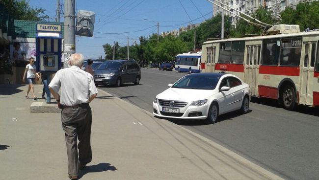 Невоспитанный водитель возмутил прохожих на Чеканах