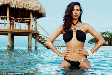 Rusoaica Irina Shayk a renunţat la haine pentru un pictorial fierbinte