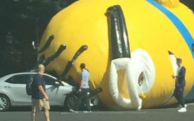 Un minion uriaş a blocat traficul pe o stradă din Europa