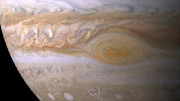 NASA показало изображение гигантского урагана на Юпитере