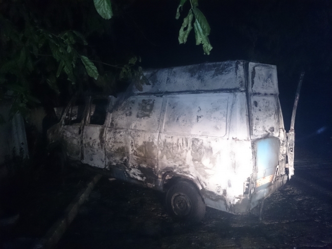На одной из улиц Кишинева сгорел микроавтобус