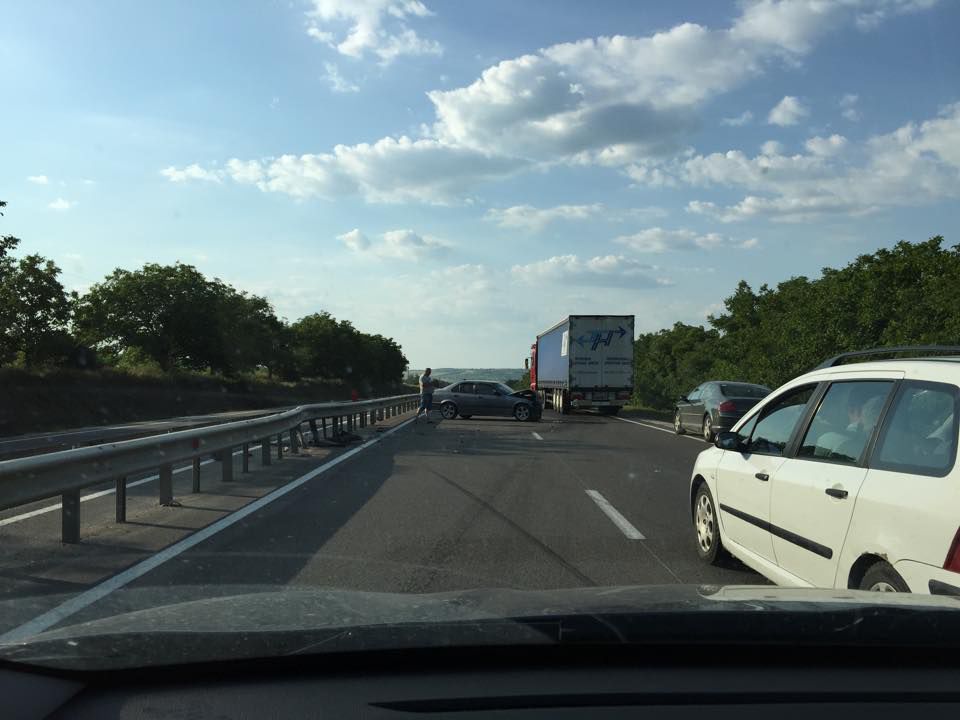 Accident pe traseul Chișinău - Orhei. O mașină a fost făcută zob