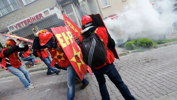Полиция распылила слезоточивый газ против протестующих в Стамбуле