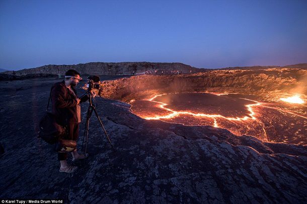 Фотограф-экстремал представил уникальные фото лавового озера