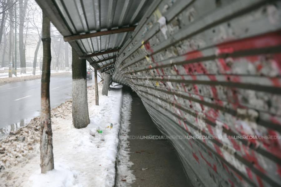 В Кишиневе под тяжестью снега обвалился забор, установленный вокруг одного из столичных музеев