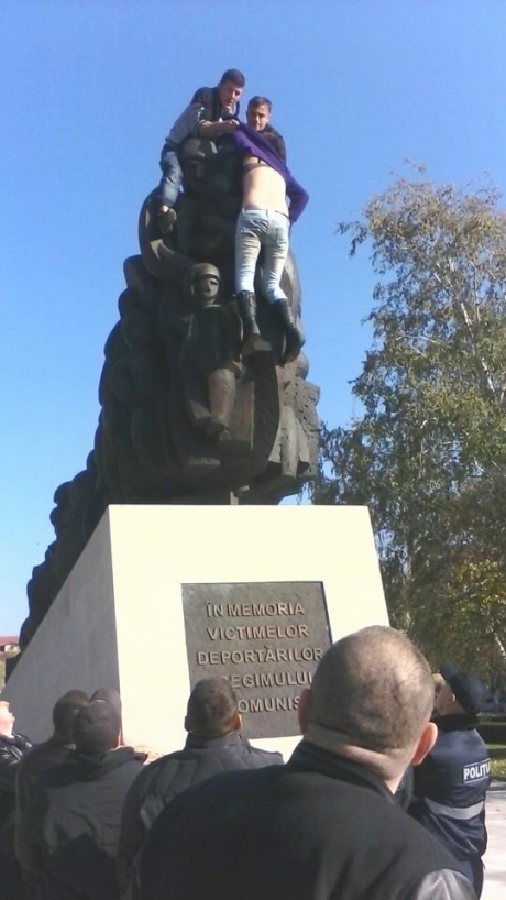 В Кишиневе женщина взобралась на "поезд боли" и кричала "Нет Европе"