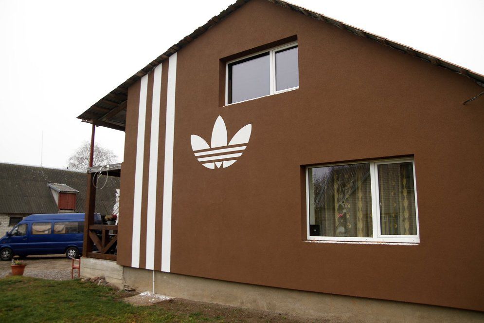 Самый четкий дом Литвы: Хозяева украсил стены логотипами Adidas