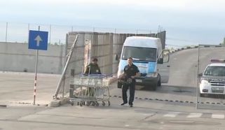 Водитель из Кишинева въехал в торговый центр, пытаясь уйти от преследования