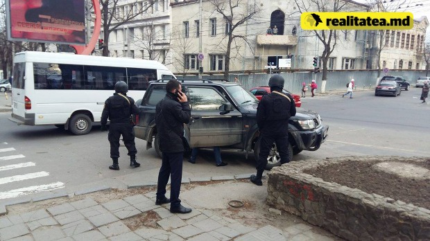 Группа спецназа "Фулджер" обыскала джип в центре столицы