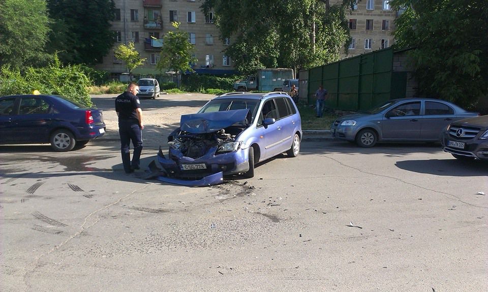 Accident pe strada Andrei Doga din capitală; Două automobile au fost grav avariate
