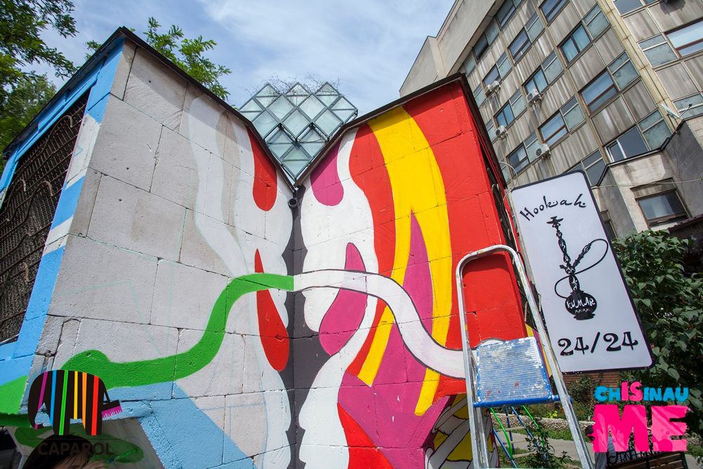 Cel mai mare obiect de artă din partea Chisinau Is Me - Adidaşii