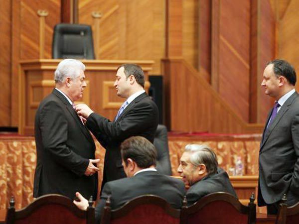 Влад Филат вновь поправил галстук Владимиру Воронину