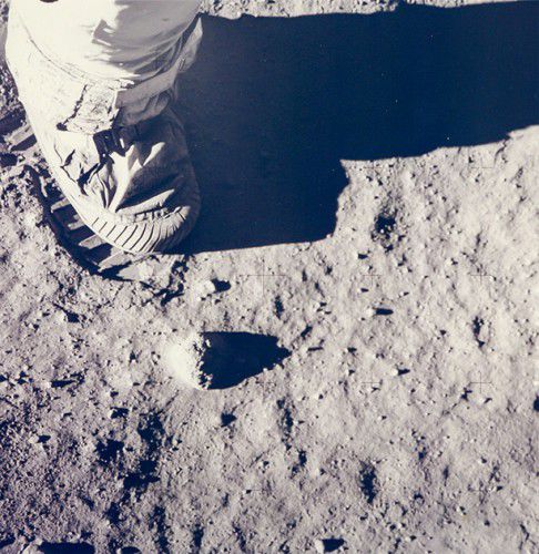 Луна в иллюминаторе и космическое селфи: 10 редких фотографий