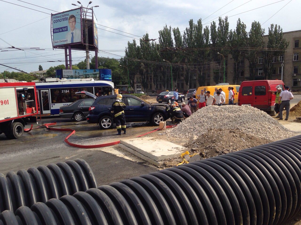 O mașină a luat foc din mers în capitală
