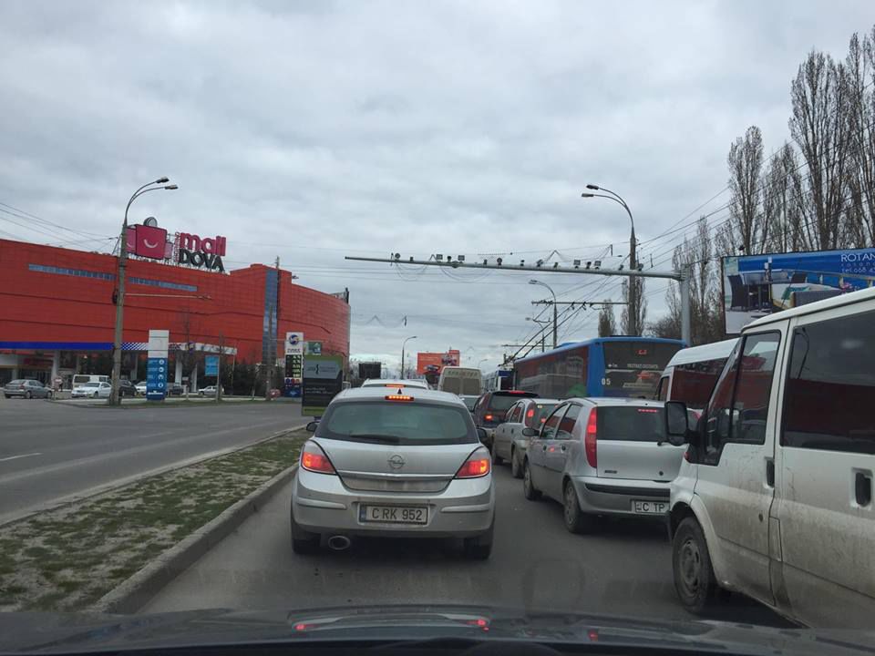 Этим утром снова образовалась пробка на виадуке