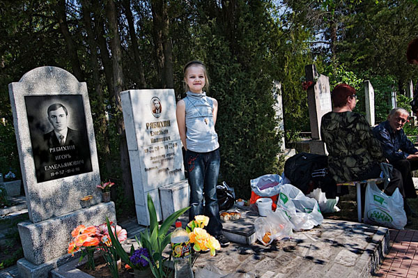"Ланч с мёртвыми": поминовение усопших в Молдове глазами итальянца