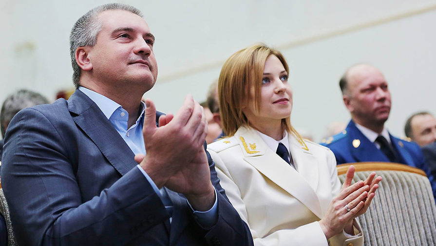 Поклонской пришлось обрезать погоны, чтобы уместить на генеральском кителе