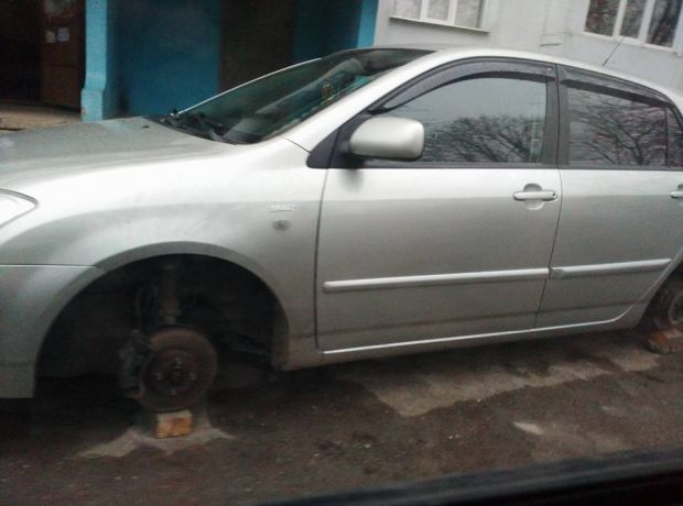 Surpriză neplăcută pentru doi șoferi din Ungheni. Și-au găsit mașinile fără roți