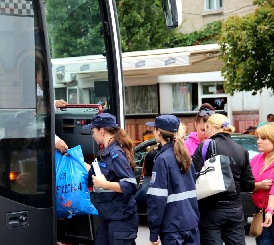 Со слезами на глазах родственники встречали жертв ДТП в Румынии