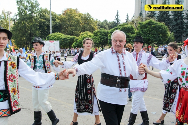 Николай Тимофти в национальном костюме станцевал хору на площади